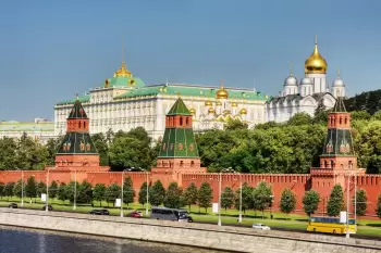 "Bloomberg": Kremlin əməkdaşları aktivlərini xaricə çıxarır və dostlarını Rusiyanı tərk etməyə çağırırlar