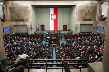 Polşa Seymində deputat çıxış zamanı it kimi hürüb
