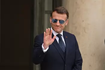 Makron 15 yaşadək uşaqların sosial şəbəkələrə girişini qadağan etmək istəyir