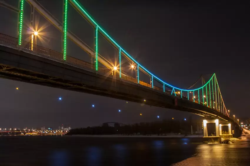 Rusiya Kiyevdə Dnepr üzərindəki əsas körpülərdən birinə yenidən zərbə endirib