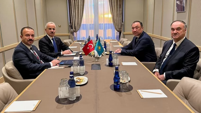 Uraloğlu Qazaxıstanlı nazirlərlə görüşüb, Orta Dəhliz imkanlarını vurğulayıb