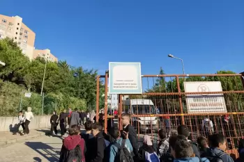 İstanbulda 15 yaşlı qız başqa məktəbin bir neçə şagirdini bıçaqlayıb