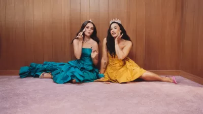 Selena Qomez və Demi Lovato "Rare Beauty" üçün yeni kampaniyada yenidən bir araya gəlib