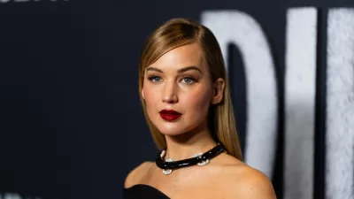 Cennifer Lourens çəkilişdə icazəsiz şəxslərə etiraz etdiyini xatırlayıb